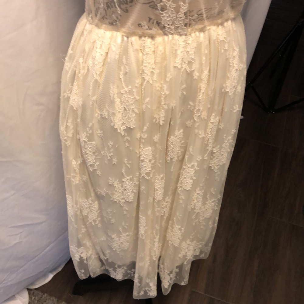 Lace dress w/skirt lining. - Picture 3 of 5